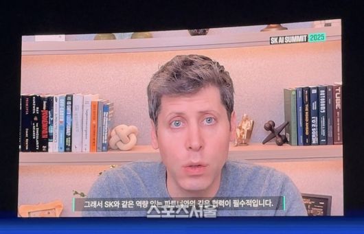 오픈AI 샘 알트먼 CEO가 3일 ‘SK AI 서밋’에서 영상을 통해 SK와의 협력 관계에 대해 설명했다. 사진 | 표권향 기자 gioia@sportsseoul.com