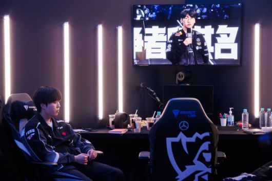 TES ‘카나비’ 서진혁이 2일(한국시간) 중국 상하이 메르세데스-벤츠 아레나에서 열린 ‘2025 LoL 월드챔피언십(롤드컵)’ 4강 T1전 패배 후 대기실에 앉아 있다. 사진 | 라이엇 게임즈