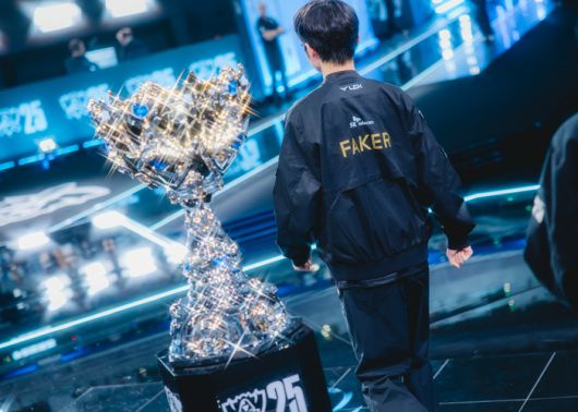 T1 ‘페이커’ 이상혁이 2일(한국시간) 중국 상하이 메르세데스-벤츠 아레나에서 열린 ‘2025 LoL 월드 챔피언십(롤드컵)’ 4강 TES전에 앞서 입장하고 있다. 사진 | 라이엇 게임즈