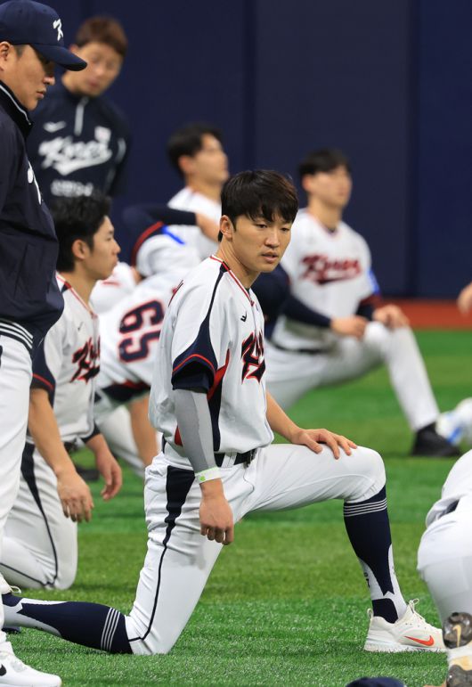 ‘2025 K-베이스볼 시리즈’에 나설 야구대표팀 박해민이 4일 고척스카이돔에서 열린 훈련에 앞서 스트레칭으로 몸을 풀고 있다. 사진 | 고척=연합뉴스