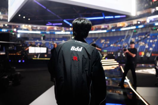 KT 롤스터 ‘비디디’ 곽보성이 29일 중국 상하이 메르세데스-벤츠 아레나에서 열린 2025 LoL 월드챔피언십 CFO와 8강전 후 경기장을 나서고 있다. 사진 | 라이엇 게임즈