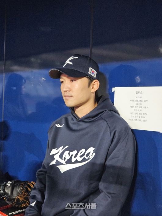 야구 대표팀 주장 박해민이 4일 서울 고척스카이돔에서 열린 대표팀 훈련 종료 후 취재진 인터뷰에 응하고 있다. 고척 | 강윤식 기자 skywalker@sportsseoul.com