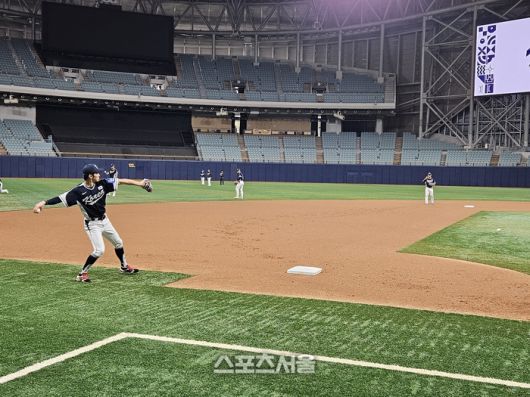 ‘2025 K-베이스볼 시리즈’에 나설 야구대표팀 박해민(왼쪽)이 5일 고척스카이돔에서 열린 팀 훈련에서 문현빈과 캐치볼을 하고 있다. 고척 | 김동영 기자 raining99@sportsseoul.com