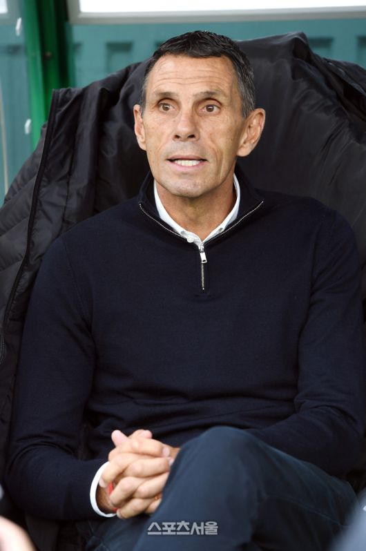 전북 현대 거스 포옛 감독이 8일 전주월드컵경기장에서 열린 하나은행 K리그1 대전 하나 시티즌과 경기에 앞서 그라운드를 바라보고 있다. 2025. 11. 8. 전주 | 박진업 기자 upandup@sportsseoul.com