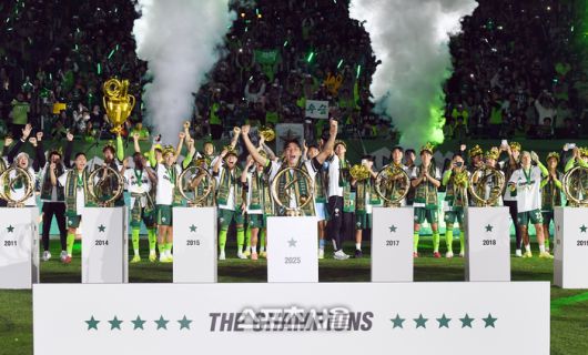 전북 현대의 주장 박진섭(가운데)이 8일 전주월드컵경기장에서 열린 하나은행 K리그1 대전 하나 시티즌과 경기 후 진행된 우승 행사에서 10개의 트로피 앞에 동료들과 포즈를 취하며 기뻐하고 있다. 2025. 11. 8. 전주 | 박진업 기자 upandup@sportsseoul.com