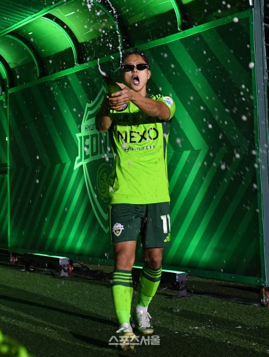 전북 현대의 이승우가 8일 전주월드컵경기장에서 열린 하나은행 K리그1 대전 하나 시티즌과 경기 후 진행된 우승 기념 행사에서 샴페인을 뿌리며 그라운드로 입장하고 있다. 2025. 11. 8. 전주 | 박진업 기자 upandup@sportsseoul.com