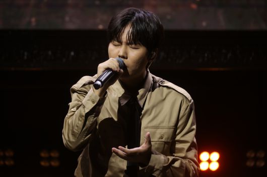 가수 정승환이 30일 서울 서대문구 예스24 원더로크홀에서 열린 정규 앨범 ‘사랑이라 불린’ 발매 기념 쇼케이스에서 타이틀곡 ‘앞머리’를 열창하고 있다. 사진 | 연합뉴스