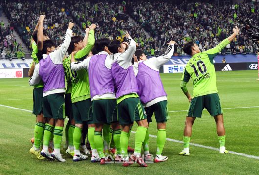 전북 현대 송민규(맨 오른쪽)가 8일 전주월드컵경기장에서 열린 하나은행 K리그1 대전 하나 시티즌과 경기에서 선제골을 넣은 뒤 동료들과 함께 휴대전화로 기념촬영을 하는 세리머니를 하고 있다. 2025. 11. 8. 전주 | 박진업 기자 upandup@sportsseoul.com