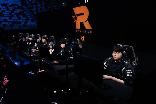KT 롤스터 선수들이 9일(한국시간) 중국 청두 동안호 스포츠파크에서 열린 ‘2025 리그오브레전드 월드챔피언십(롤드컵)’ 결승을 준비하고 있다. 사진 | 라이엇 게임즈