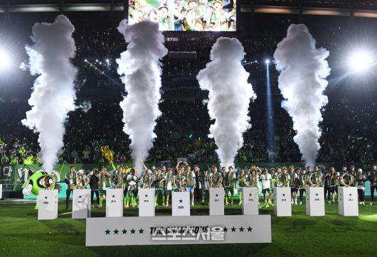 전북 현대 선수들이 8일 전주월드컵경기장에서 열린 하나은행 K리그1 대전 하나 시티즌과 경기 후 진행된 우승 기념 행사에서 10개의 트로피를 놓고 팬들을 배경으로 기념촬영을 하고 있다. 2025. 11. 8. 전주 | 박진업 기자 upandup@sportsseoul.com