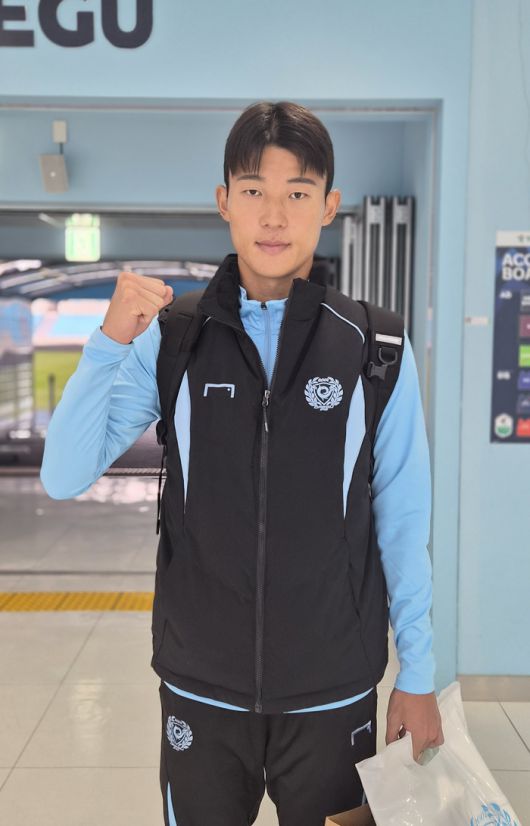 대구 김강산이 8일 광주전에서 승리한 뒤 포즈를 취하고 있다. 사진 | 한국프로축구연맹