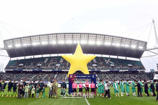 8일 전주월드컵경기장에서 열린 하나은행 K리그1 전북 현대와 대전 하나 시티즌의 경기에 앞서 양 팀 선수들이 대형 별모양이 띄워진 그라운드에서 한국프로축구연맹 권오갑 총재와 인사를 나누고 있다. 2025. 11. 8. 전주 | 박진업 기자 upandup@sportsseoul.com