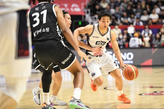 KCC 허훈이 8일 수원 KT 소닉붐 아레나에서 열린 LG전자 2025~26 프로농구 수원 KT전에서 돌파를 시도하고 있다. 사진 | KBL