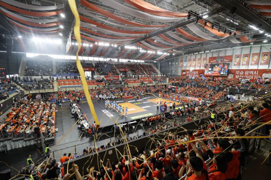 OK저축은행 홈 개막전 모습. 사진 | OK저축은행