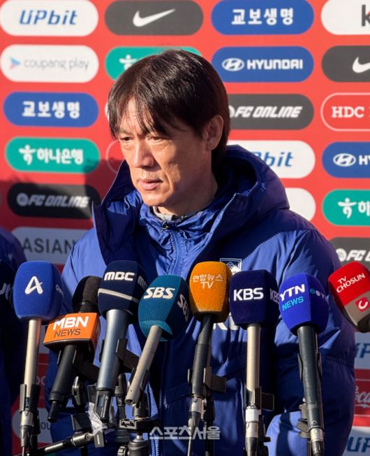 축구대표팀 홍명보 감독이 10일 대한민국축구종합센터에서 취재진 질문에 답하고 있다.천안 | 정다워 기자