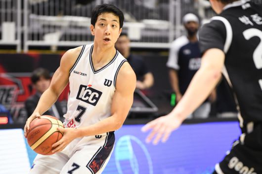 KCC 허훈이 8일 수원 KT 소닉붐 아레나에서 열린 LG전자 2025~26 프로농구 수원 KT전에서 패스할 곳을 찾고 있다. 사진 | KBL