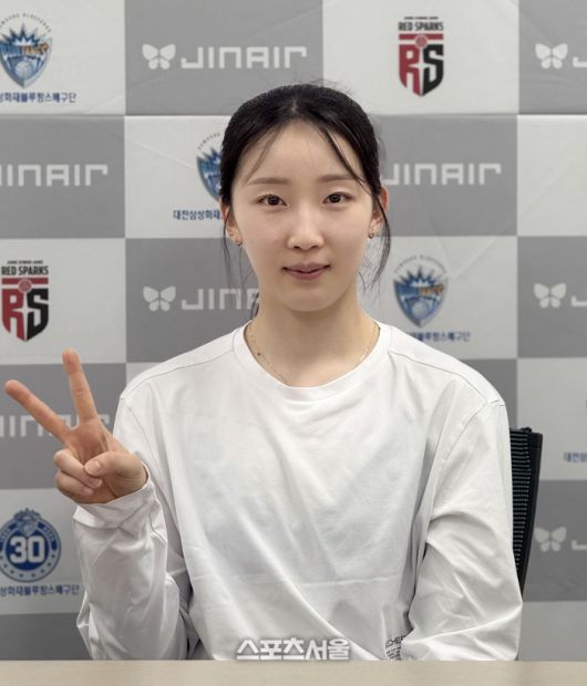 정관장 세터 최서현이 9일 대전충무체육관에서 열린 페퍼저축은행과의 경기에서 승리한 뒤 기자회견에 참석해 사진 촬영에 임하고 있다.대전 | 정다워 기자