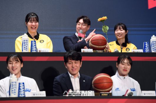 KB스타즈 박지수(왼쪽)와 김완수 감독, 허예은이 10일 서울 강서구 메이필드호텔에서 열린 BNK금융 2025-2026 여자프로농구 개막 미디어데이 행사에서 사회자의 질문에 답을 하고 있다. 박진업 기자 upandup@sportsseoul.com