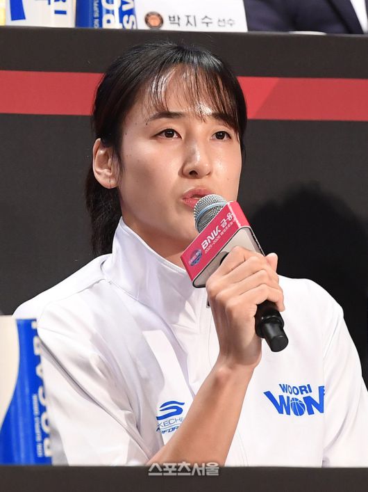 우리은행 김단비가 10일 서울 강서구 메이필드호텔에서 열린 BNK금융 2025-2026 여자프로농구 개막 미디어데이 행사에서 사회자의 질문에 답을 하고 있다. 박진업 기자 upandup@sportsseoul.com