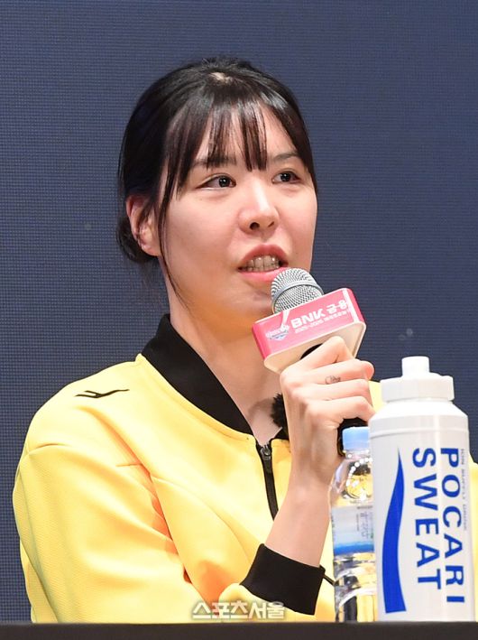 KB스타즈 박지수가 10일 서울 강서구 메이필드호텔에서 열린 BNK금융 2025-2026 여자프로농구 개막 미디어데이 행사에서 사회자의 질문에 답을 하고 있다. 박진업 기자 upandup@sportsseoul.com