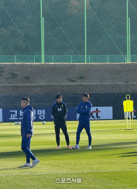 축구대표팀 홍명보 감독과 손흥민이 10일 대한민국축구종합센터에서 훈련을 앞두고 대화하고 있다.천안 | 정다워 기자