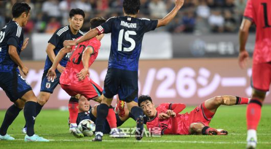 서민우가 15일 용인 미르스타디움에서 열린 2025 동아시아축구연맹(EAFF) E-1 챔피언십(동아시안컵) 일본과 경기에서 넘어진 채 볼을 바라보고 있다. 2025. 7. 15.용인 | 최승섭기자 thunder@sportsseoul.com