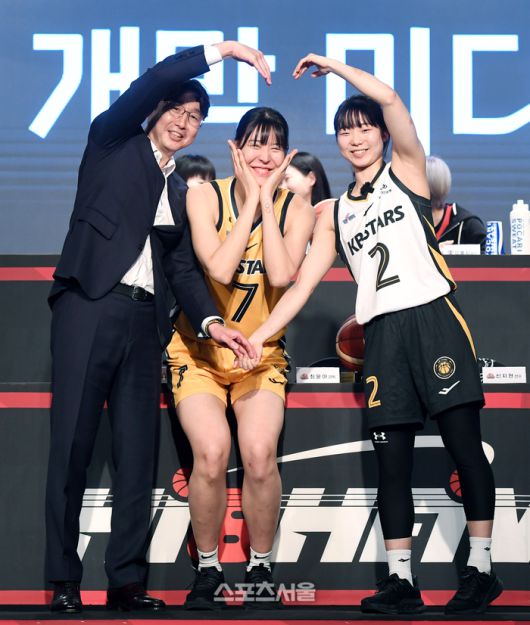 KB스타즈 박지수(왼쪽)와 김완수 감독, 허예은이 10일 서울 강서구 메이필드호텔에서 열린 BNK금융 2025-2026 여자프로농구 개막 미디어데이 행사에 입장하면서 포즈를 취하고 있다. 박진업 기자 upandup@sportsseoul.com