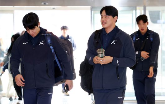 야구대표팀 원태인과 문동주가 12일 서울 강서구 김포국제공항을 통해 일본 도쿄로 출국하고 있다. 사진 | 연합뉴스