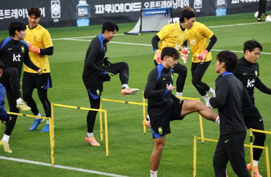 축구대표팀 손흥민이 11일 충남 천안 대한민국축구종합센터에서 진행된 오픈트레이닝에서 훈련에 임하고 있다. 사진 | 연합뉴스