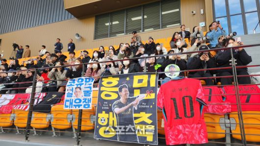 11일 충청남도 천안시에 있는 대한민국축구종합센터 메인 스타디움에서 진행된 축구대표팀 오픈트레이닝 행사에 참여한 축구 팬이 그라운드를 바라보며 응원하고 있다. 사진 | 천안=김용일 기자