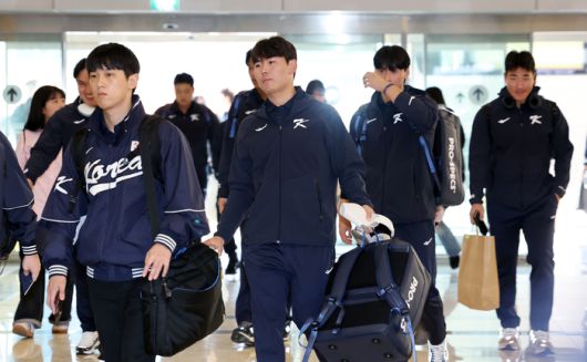 한국야구대표팀 선수들이 12일 서울 강서구 김포국제공항을 통해 일본 도쿄로 출국하고 있다. 야구대표팀은 오는 15일과 16일 일본 도쿄돔에서 일본 대표팀과 평가전을 치를 예정이다. 사진 | 연합뉴스