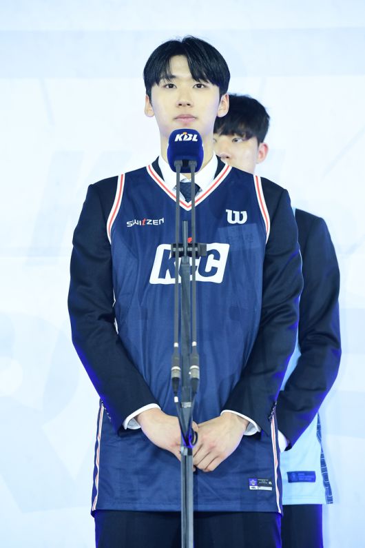 부산 KCC가 2025 KBL 신인선수 드래프트에서 전체 3순위로 고려대 포워드 윤기찬을 지명했다. 사진 | KBL