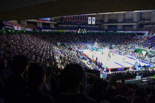 15일 부산 사직체육관에서 열린 LG전자 2025~26 프로농구 2라운드 KCC-울산 현대모비스 경기를 보기 위해 찾은 관중들 모습. 사진 | KBL