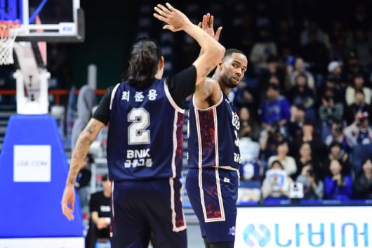 KCC 최준용(왼쪽)과 숀 롱이 15일 부산 사직체육관에서 열린 LG전자 2025~26 프로농구 2라운드 울산 현대모비스전에서 하이파이브를 하고 있다. 사진 | KBL