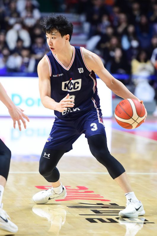 KCC 허웅이 15일 부산 사직체육관에서 열린 LG전자 2025~26 프로농구 2라운드 울산 현대모비스전에서 드리블을 시도하고 있다. 사진 | KBL