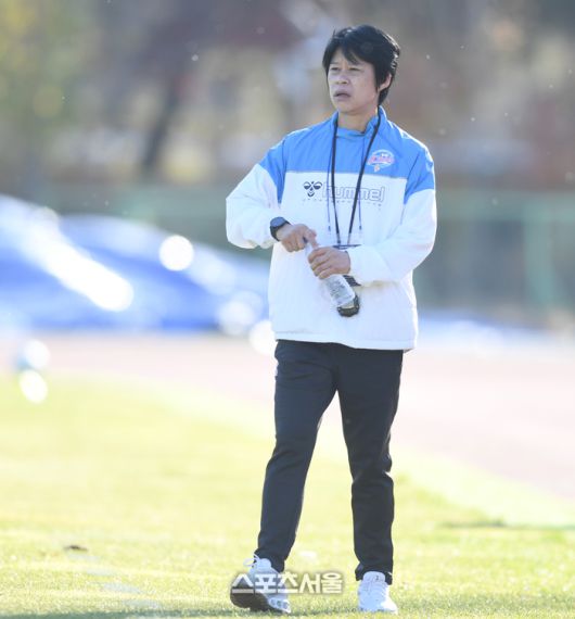 화천 KSPO 강선미 감독이 15일 화천생활체육공원 주경기장에서 열린 2025 WK리그 챔피언결정전 서울시청과 2차전 경기를 지켜보고 있다. 2025.11.15.화천 | 최승섭기자 thunder@sportsseoul.com