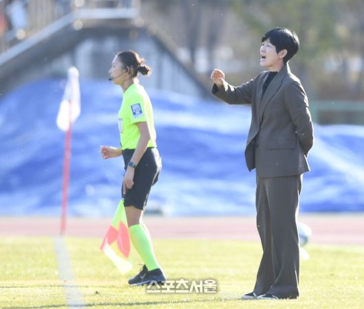 서울시청 유영실 감독이 15일 화천생활체육공원 주경기장에서 열린 2025 WK리그 챔피언결정전 화천 KSPO와 2차전에서 작전지시를 하고 있다.   2025.11.15.화천 | 최승섭기자 thunder@sportsseoul.com