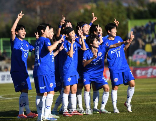 화천 KSPO 선수들이 15일 화천생활체육공원 주경기장에서 열린 2025 WK리그 챔피언결정전 서울시청과 2차전에서 최유정의 세 번째 골이 터지자 세리머니를 하고 있다. 2025.11.15.화천 | 최승섭기자 thunder@sportsseoul.com