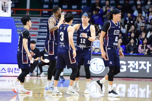 KCC 선수들이 승리 후 하이파이브를 하고 있다. 사진 | KBL