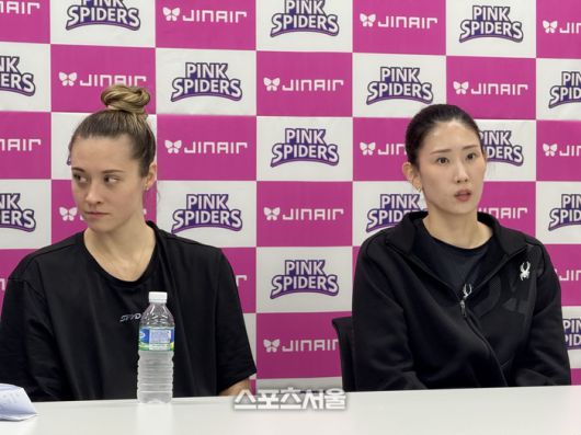 흥국생명 레베카와 김수지.인천 | 정다워 기자