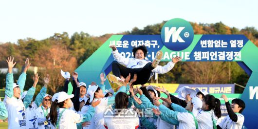 화천 KSPO 선수들이 15일 화천생활체육공원 주경기장에서 열린 2025 WK리그 챔피언결정전 서울시청과 2차전 후 열린 시상식에서 강선미 감독을 헹가래하고 있다. 2025.11.15.화천 | 최승섭기자 thunder@sportsseoul.com