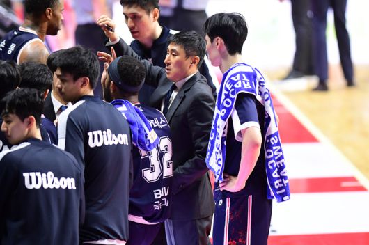 이상민 감독이 선수들에게 작전 지시를 내리고 있다. 사진 | KBL