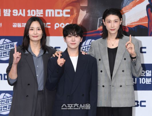 표승주(왼쪽)과 승관(가운데), 김연경이 ‘신인감독 김연경’ 제작발표회에서 취재진을 향해 포즈를 취하고 있다. 2025. 9. 24. 박진업 기자 upandup@sporttsseoul.com