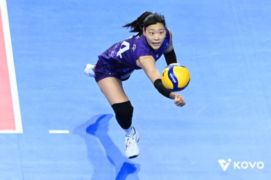 디그를 시도하는 흥국생명 정윤주.제공 | 한국배구연맹