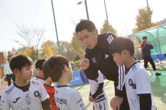 K리거 출신 현영민 대한축구협회 전력강화위원장이 지난 15일 경기도 안양시에 있는 비산체육공원에서 열린 2025 K리그 퓨처스 페스티벌 축구 클리닉에서 일일 코치로 나서 지도하고 있다. 사진 | 한국프로축구연맹