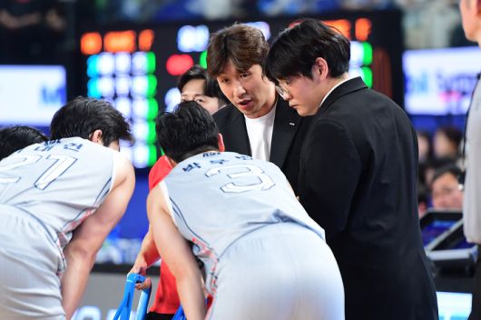 양동근 감독이 선수들에게 작전 지시를 내리고 있다. 사진 | KBL