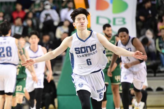 고양 소노 이정현이 18일 원주DB프로미아레나에서 열린 2025~2026 LG전자 프로농구 정규리그 2라운드 원주 DB와 경기에서 3점슛을 넣은 후 세리머니를 하고 있다. 사진 | KBL