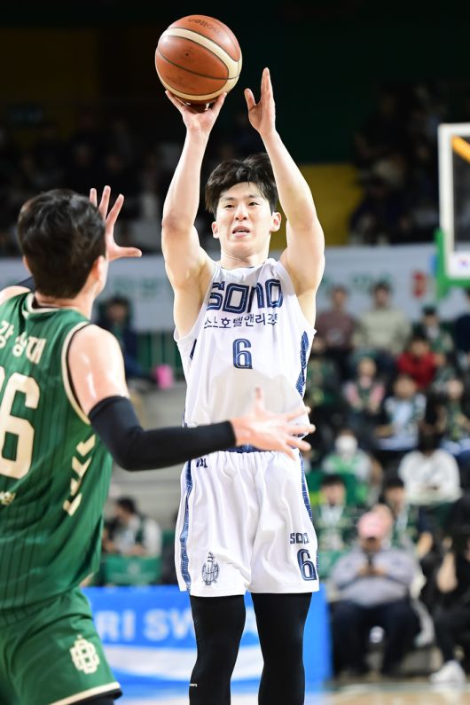 고양 소노 이정현이 18일 원주DB프로미아레나에서 열린 2025~2026 LG전자 프로농구 정규리그 2라운드 원주 DB와 경기에서 3점슛을 던지고 있다. 사진 | KBL