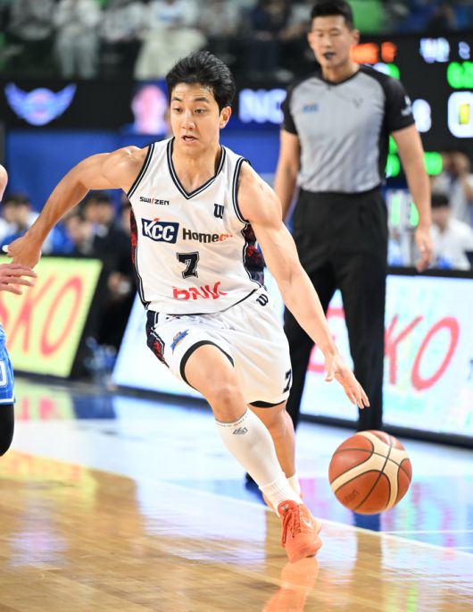 KCC 허훈이 18일 대구체육관에서 열린 2025~26 LG전자 프로농구 2라운드 대구 한국가스공사전서 드리블을 하고 있다. 사진 | KBL