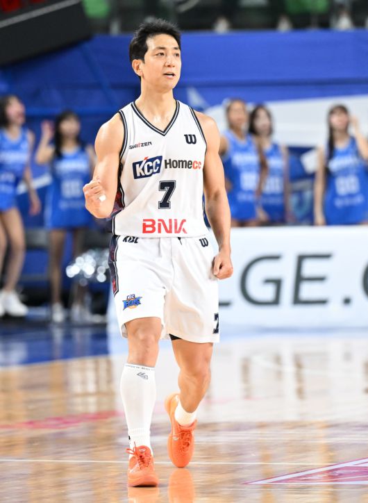 KCC 허훈이 18일 대구체육관에서 열린 2025~26 LG전자 프로농구 2라운드 대구 한국가스공사전서 3점을 성공한 후 환호하고 있다. 사진 | KBL